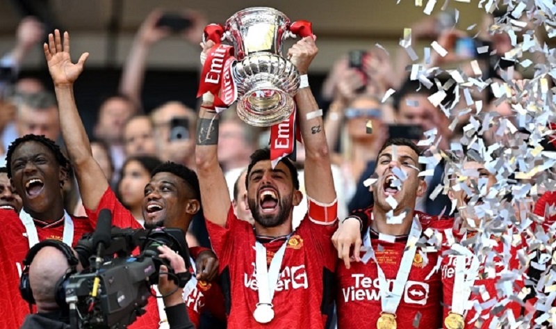 Manchester United nâng cúp – biểu tượng của một đế chế danh hiệu trong lịch sử bóng đá Anh
