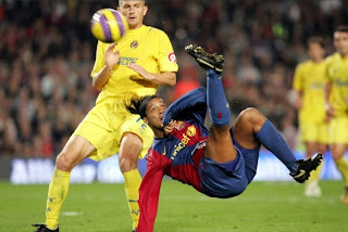 Ronaldinho giống như nghệ sĩ thực thụ trên sân cỏ với nền tảng kỹ thuật điêu luyện