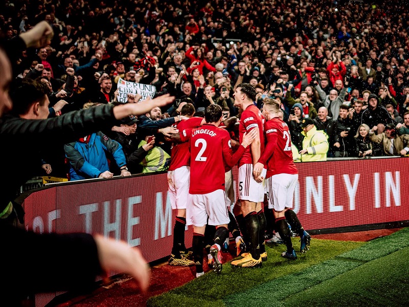 Sân Old Trafford rực sáng – nơi những chiến thắng của MU luôn thu hút hàng triệu lượt xem tructiepbongda trên Cà Khịa TV
